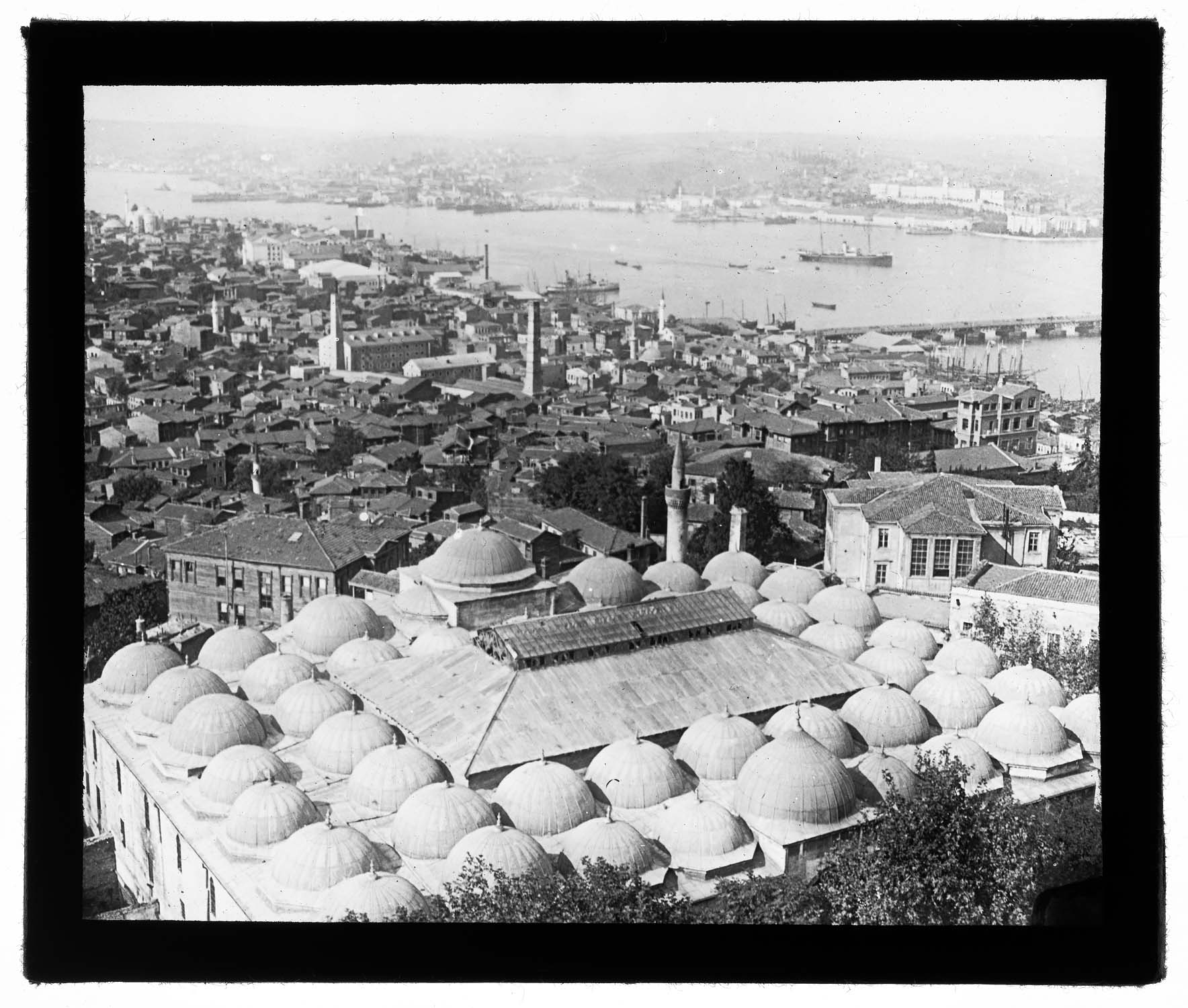 Tabhane vu depuis la coupole de la mosquée, avec la Corne d'or en arrière-plan